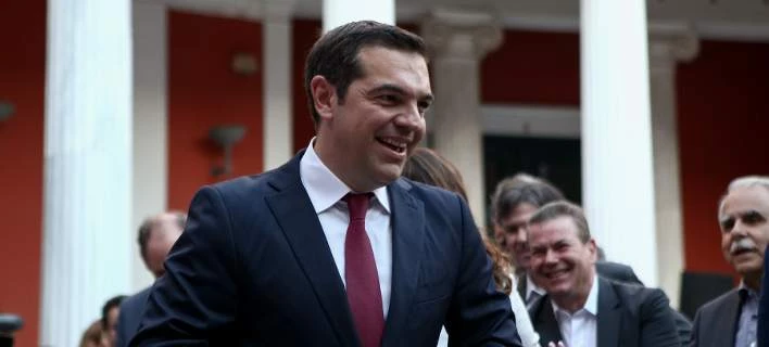 Η στιγμή που ο Τσίπρας φορά τη γραβάτα στο Μαξίμου – Με τη βοήθεια Τζανακόπουλου (Βίντεο)